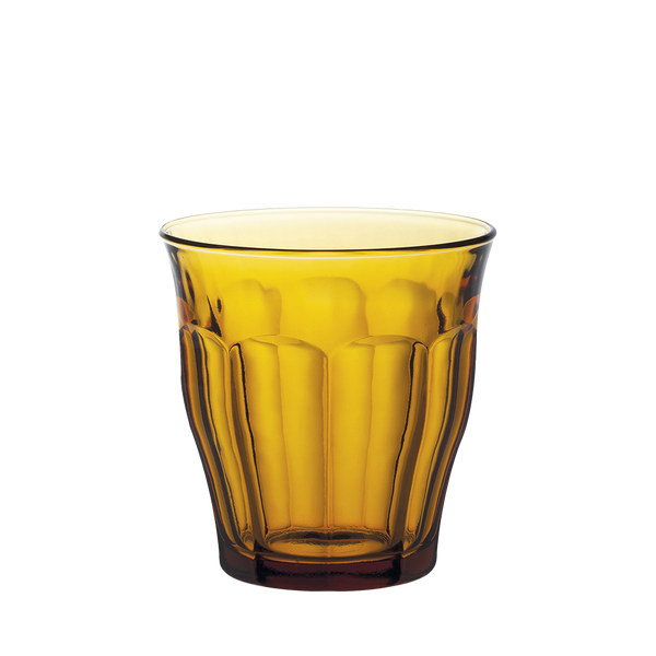 Duralex Le Picardie. An amber yellow short glass tumbler with beveled edges. Un tumbler court en verre jaune vermeil avec des bords biseautés.