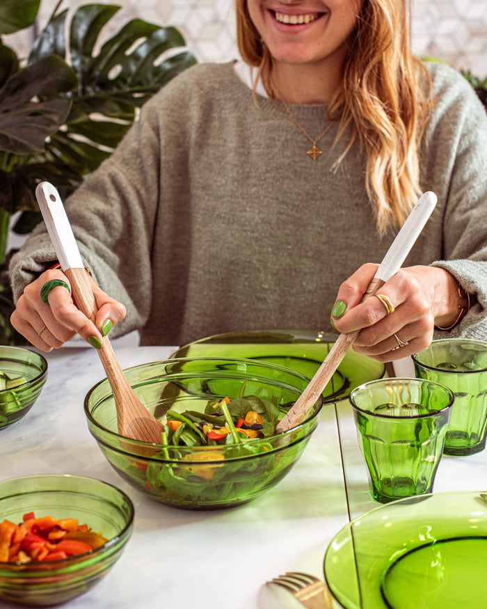 Duralex Le Gigogne. A green glass bowl. Un bol en verre vert.