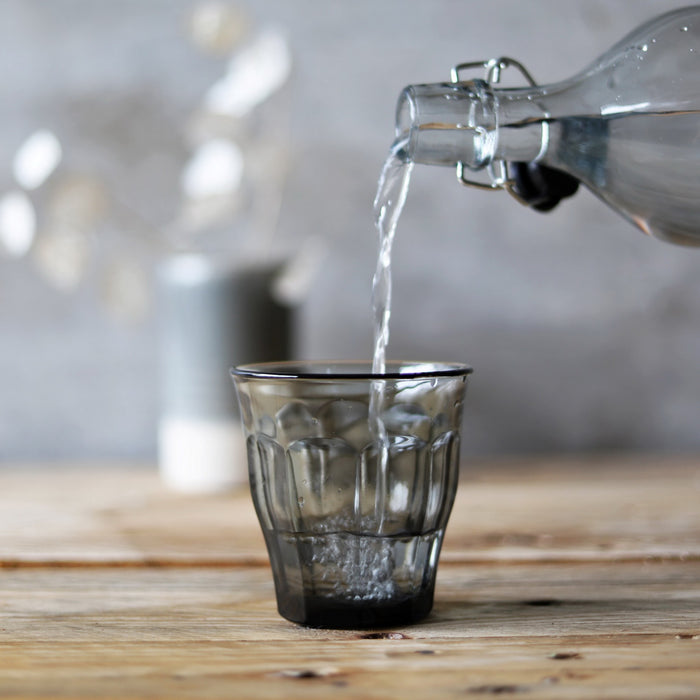 Duralex Le Picardie. Medium Grey Glass Tumbler. Le verre de taille moyenne en verre gris.