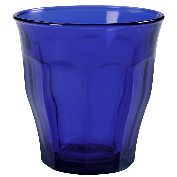 Duralex Lys. A sapphire blue medium sized glass tumbler with beveled sides. Un verre de taille moyenne en verre bleu saphir avec des côtés biseautés.