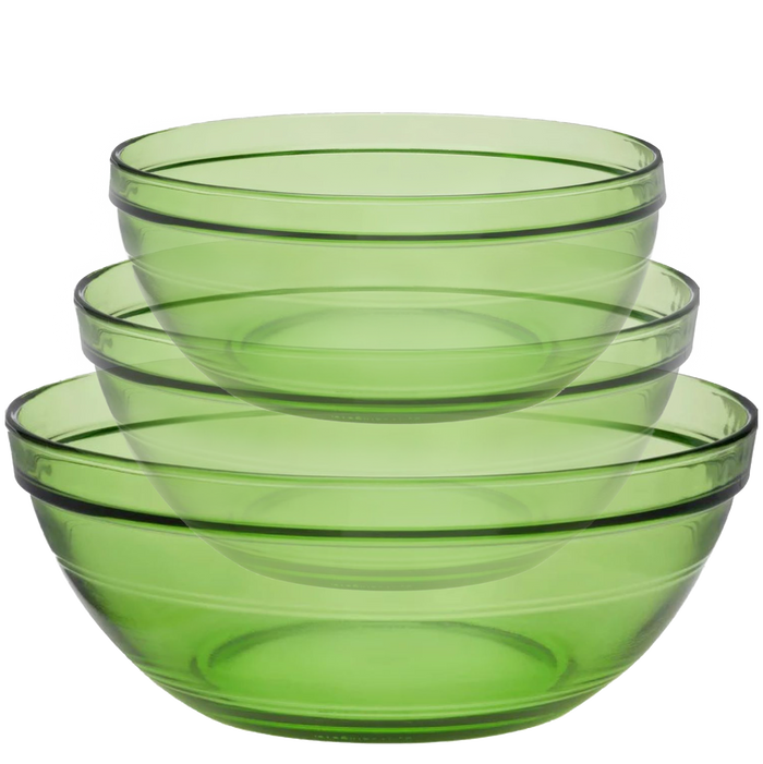 Duralex Le Gigogne Green Stackable Bowl Set. Three green glass mixing bowls in varying sizes. L'ensemble de bols empilables verts. Trois bols à mélanger en verre vert de tailles variées.