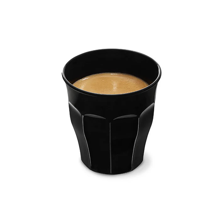 Duralex Picardie. A stylish 250ml round Black coffee cup with no handles and gentle curves on the sides with coffee inside. Une tasse à café noire de 250 ml, ronde, sans poignées et avec des courbes douces sur les côtés, contenant du café.