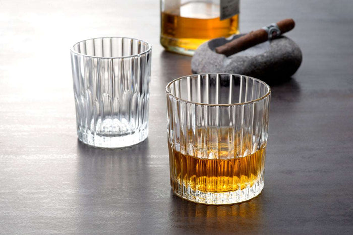 Duralex Manhattan. An elegant clear whiskey glass. Un élégant verre à whisky transparent.