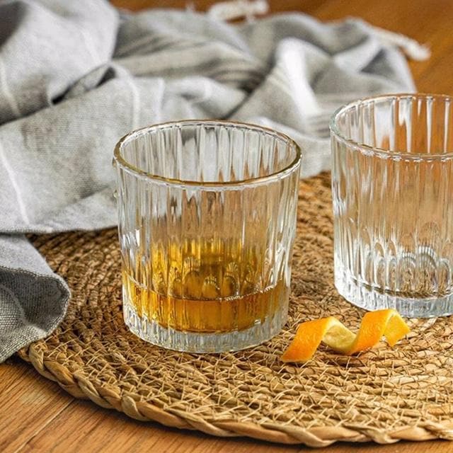 Duralex Manhattan. An elegant clear whiskey glass. Un élégant verre à whisky transparent.